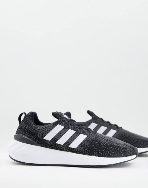 adidas Originals – Swift Run 22 – Biało-czarne buty sportowe