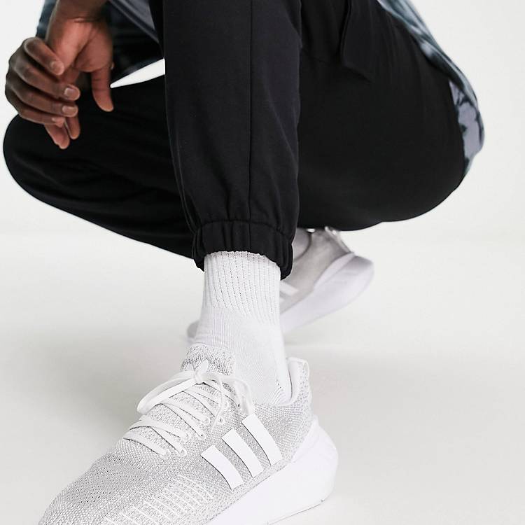 agrio tormenta lobo adidas Originals – Swift Run 22 – Sneaker in Grau und Weiß | ASOS