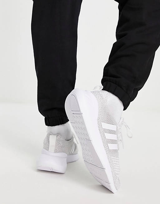 adidas Originals – Swift Run 22 – Sneaker in Grau und Weiß | ASOS