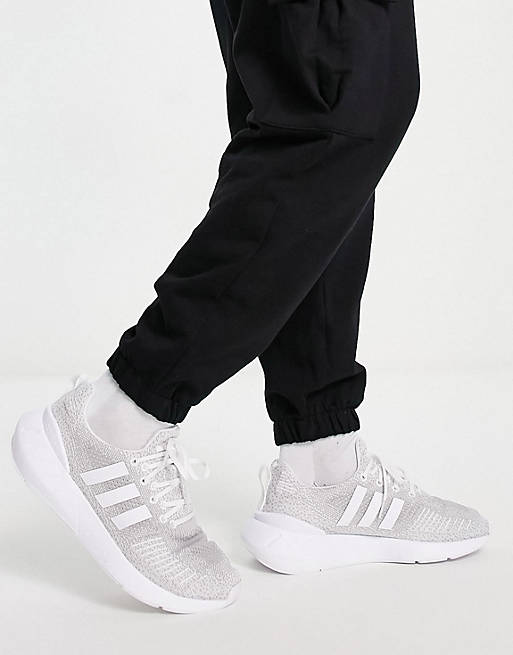 adidas Originals – Swift Run 22 – Sneaker in Grau und Weiß | ASOS