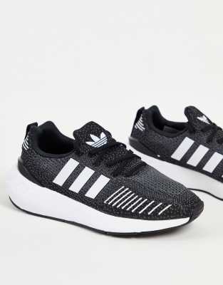 adidas Originals - Swift Run 22 - Sneaker in Schwarz mit weißen Streifen