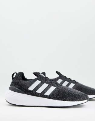adidas Originals - Swift Run 22 - Sneaker in Schwarz und Weiß