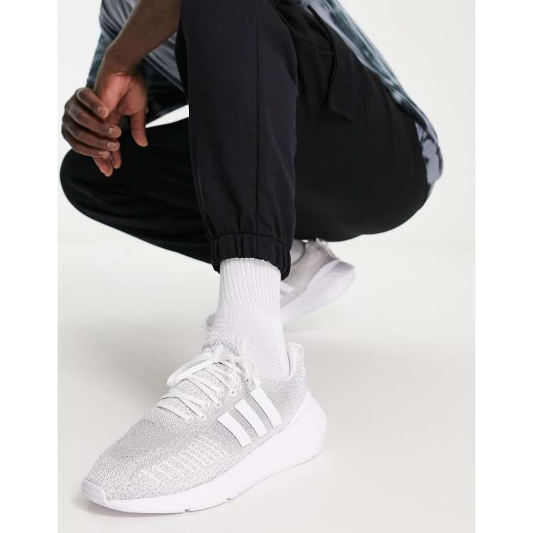 adidas Originals - Swift Run 22 - Sneakers i grå og hvid | ASOS