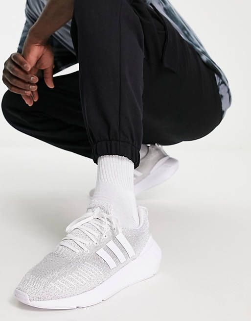 adidas Originals - Swift Run 22 - Sneakers in grijs en wit 