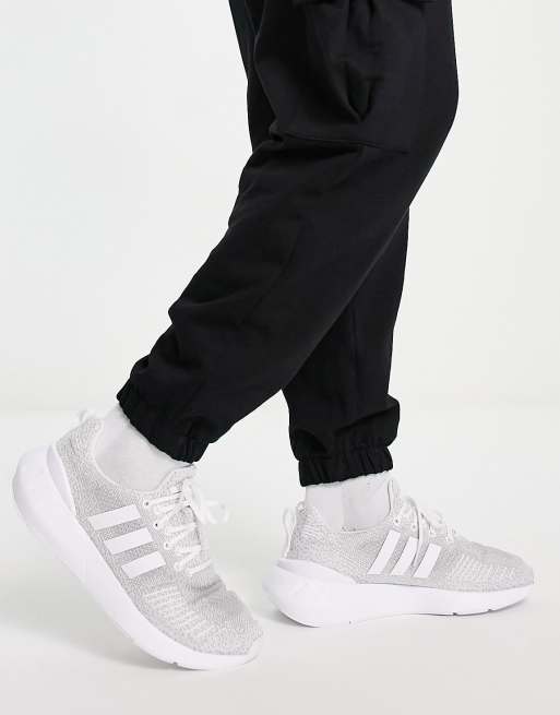 adidas Originals Swift Run 22 Sneakers in grijs en wit