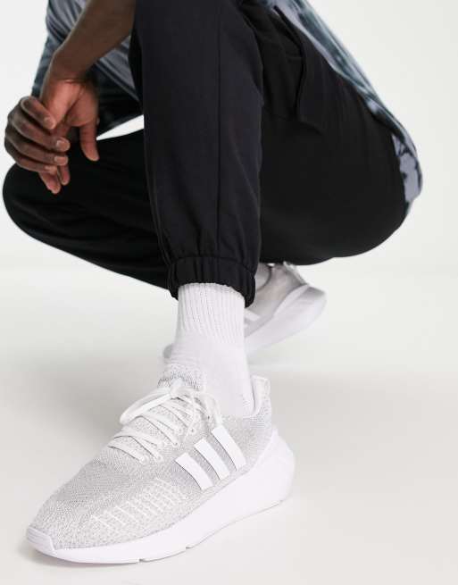 adidas Originals - Swift Run 22 - Sneakers in grijs en wit