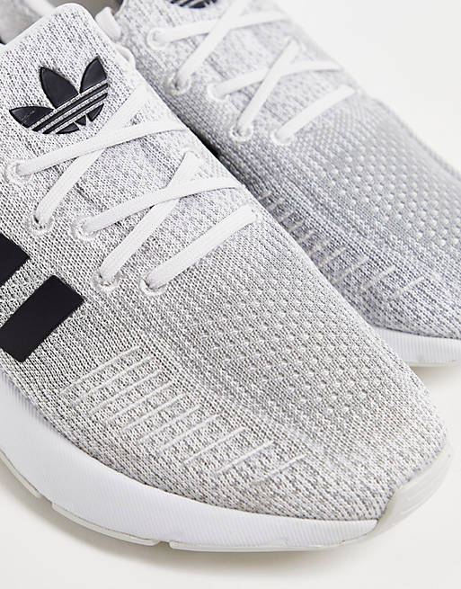 ángel algun lado Desarmado adidas Originals Swift Run 22 sneakers in white with black stripes | ASOS