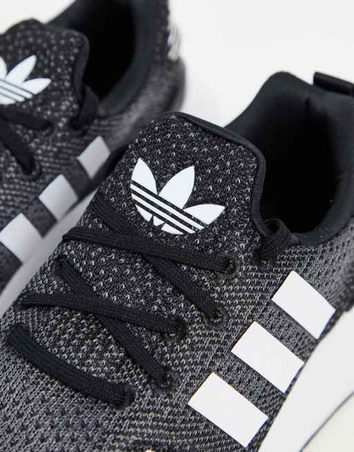 Adidas zwart met store witte strepen