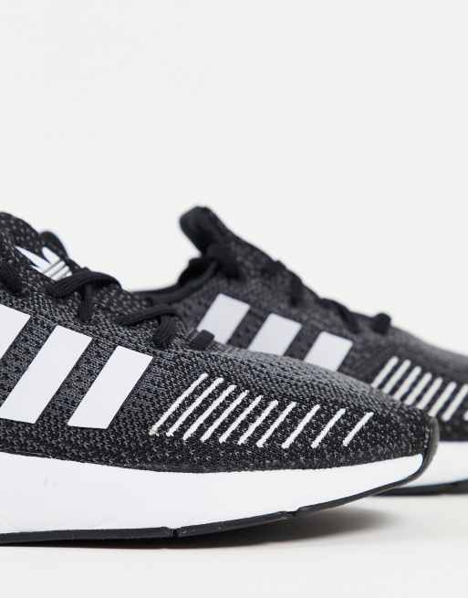 Adidas zwart met store witte strepen