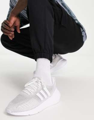 Adidas originals swift run shop trainers in pale grey