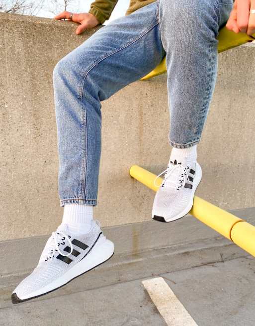 adidas Originals – Swift Run 22 – Vita och svarta sneakers