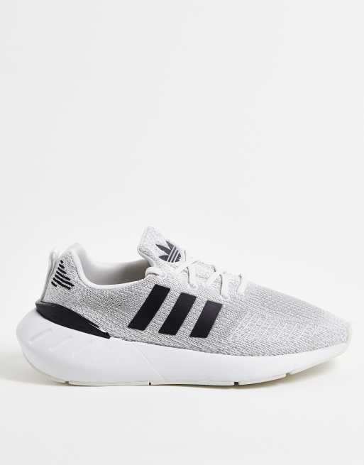 adidas Originals – Swift Run X – Svarta och vita sneakers