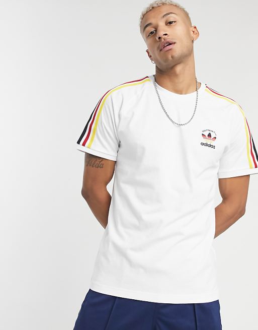 adidas Originals - T-shirt à trois bandes style drapeau allemand - Blanc adidas Originals - T-shirt à trois bandes style drapeau allemand - Blanc