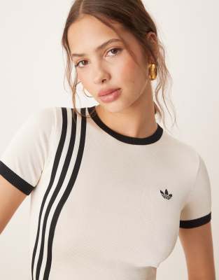 adidas Originals - T-Shirt in Ballett-Stil aus Feinstrick in Creme-Weiß