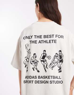 adidas Originals - T-Shirt in Beige mit „Basketball"-Rückenprint-Weiß