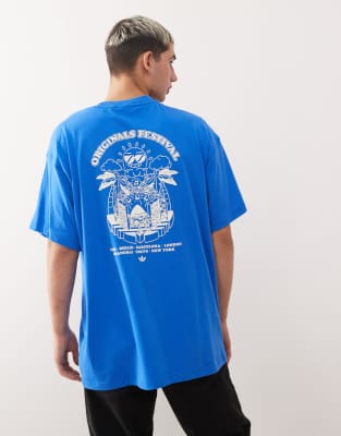 adidas Originals - T-Shirt in Blau mit „Festival"-Print
