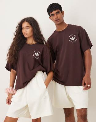 adidas Originals - T-Shirt in Braun mit Dreiblatt-Print-Brown