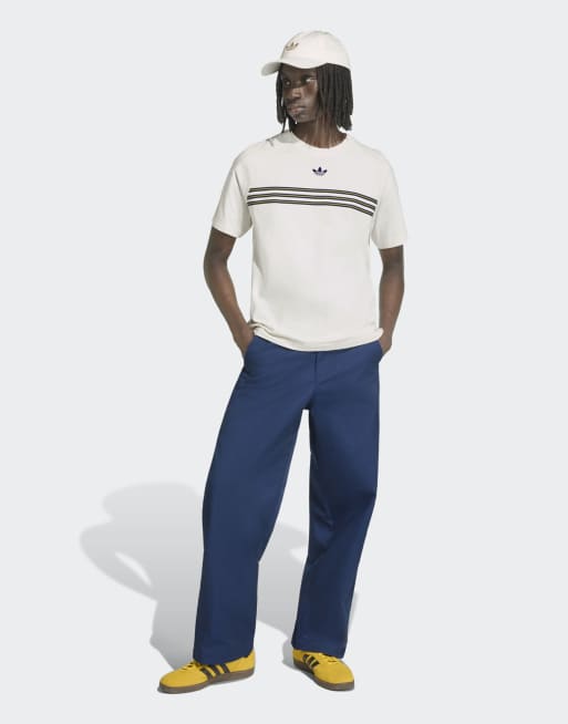 adidas Originals – T-Shirt in Cloud White mit Streifen auf der Brust, 4 von 4