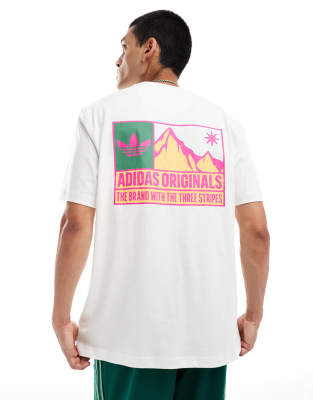 adidas Originals - T-Shirt in gebrochenem Weiß mit Gebirge-Grafikprint