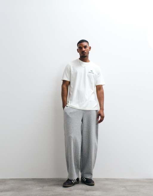 adidas Originals – T-Shirt in gebrochenem Weiß mit „Sports Club“-Rückenprint, 4 von 5