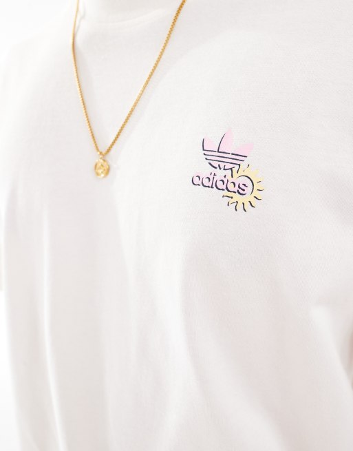 adidas Originals T Shirt in gebrochenem WeiB mit Strand Ruckenprint ASOS