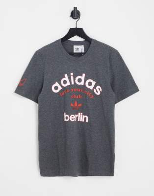 adidas Originals - T-Shirt in Grau mit "Berlin"- und Logoprint-Lila