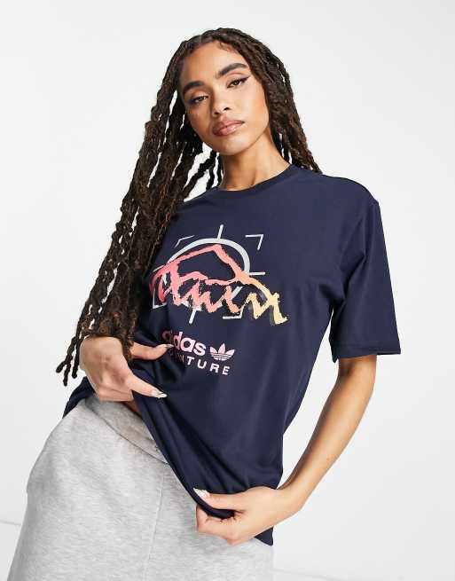 adidas Originals – T-Shirt in Marineblau mit „Adventure“-Print