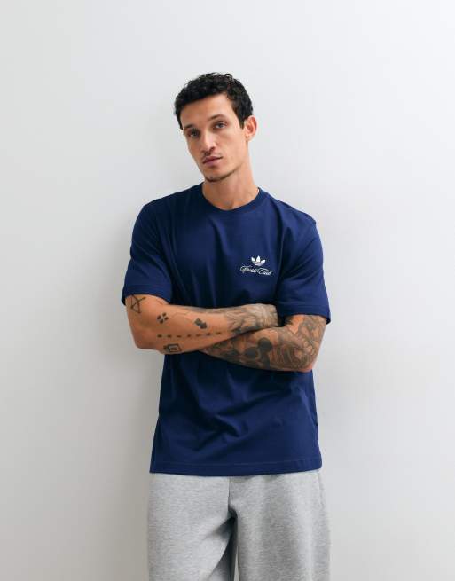 adidas Originals – T-Shirt in Marineblau mit „Sports Club“-Rückenprint, 2 von 5