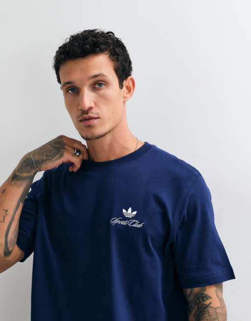 adidas Originals – T-Shirt in Marineblau mit „Sports Club“-Rückenprint, 3 von 5
