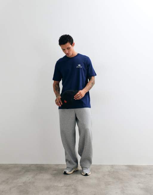 adidas Originals – T-Shirt in Marineblau mit „Sports Club“-Rückenprint, 5 von 5