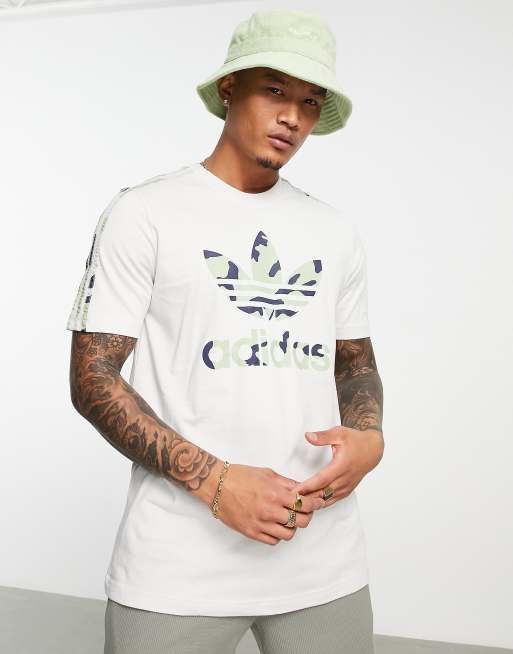 adidas Originals T Shirt in Orbit Grau mit Logo im Military Muster ASOS