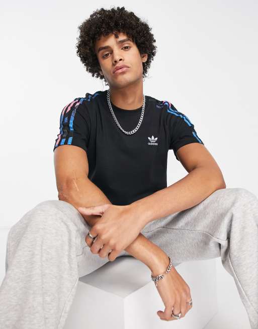 adidas Originals – T-Shirt in Schwarz mit den 3 Streifen mit Military-Muster