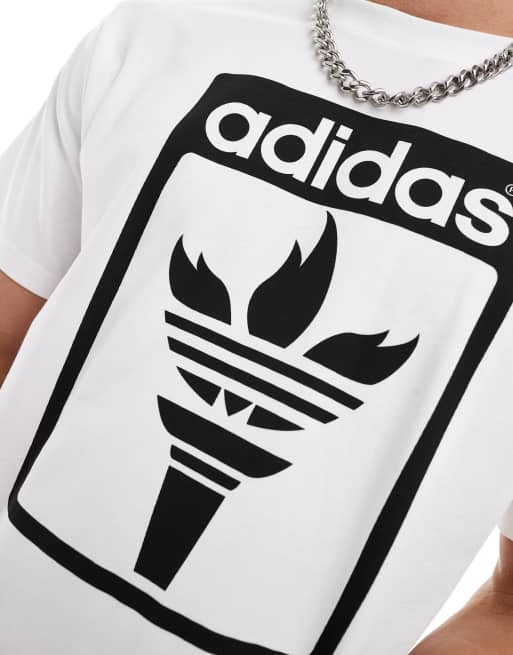 adidas Originals T Shirt in WeiB mit Fackel Grafikprint ASOS