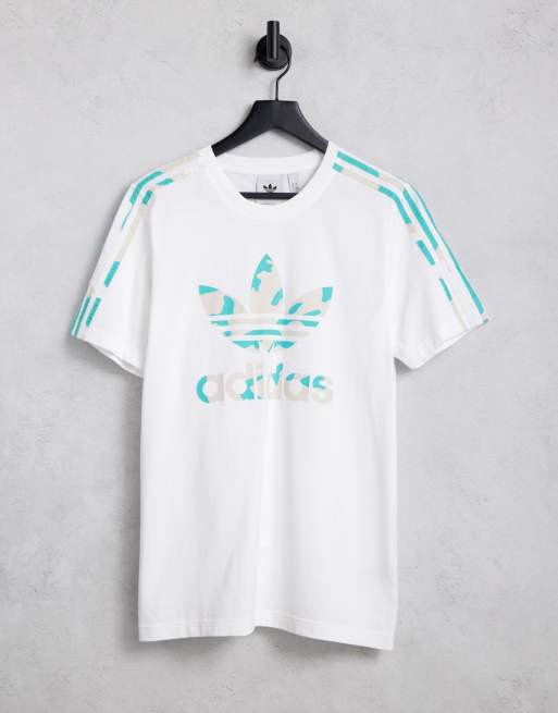 adidas Originals T Shirt in WeiB mit gefulltem Logo und Military Muster