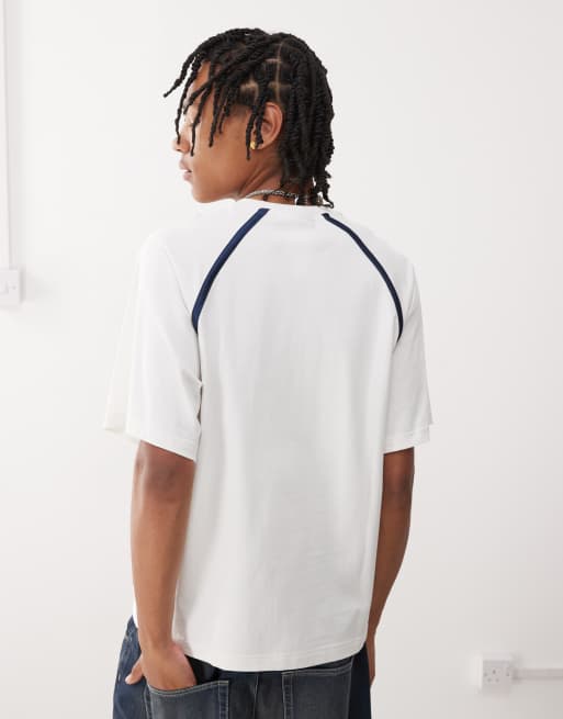 adidas Originals – T-Shirt in Weiß mit rotem Aufnäher-Print, 2 von 4
