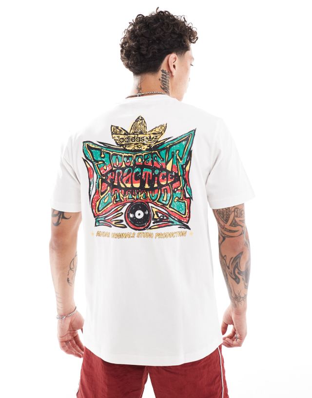 adidas Originals - t-shirt in white with trefoil graphic