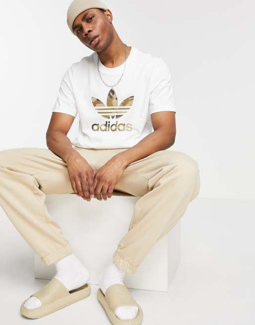 adidas Originals - T-shirt in wit met trefoil-logo met camouflageprint