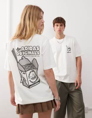 adidas Originals - T-Shirt in Wollweiß mit Ramen-Nudelbox-Grafikprint