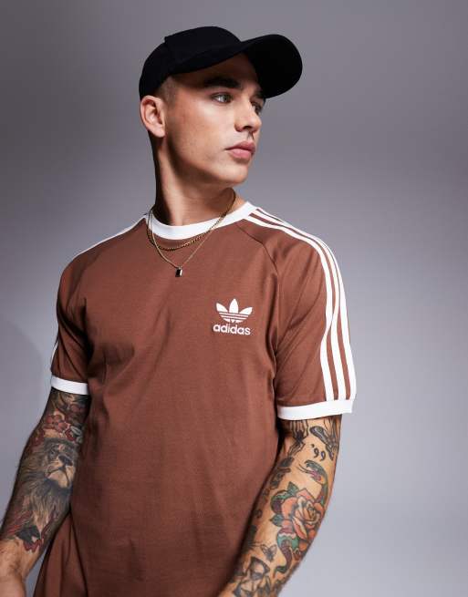 adidas Originals - T-shirt met een gekleurd randje en 3-Stripes in bruin