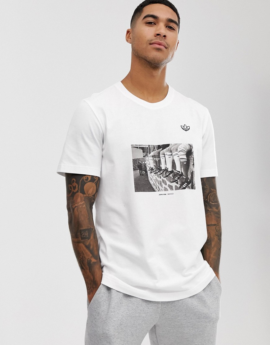 adidas Originals - T-shirt met Samstag-fotoprint in wit