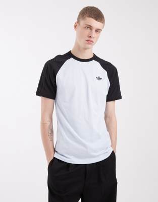 adidas Originals - T-Shirt mit den drei Streifen in Hellblau