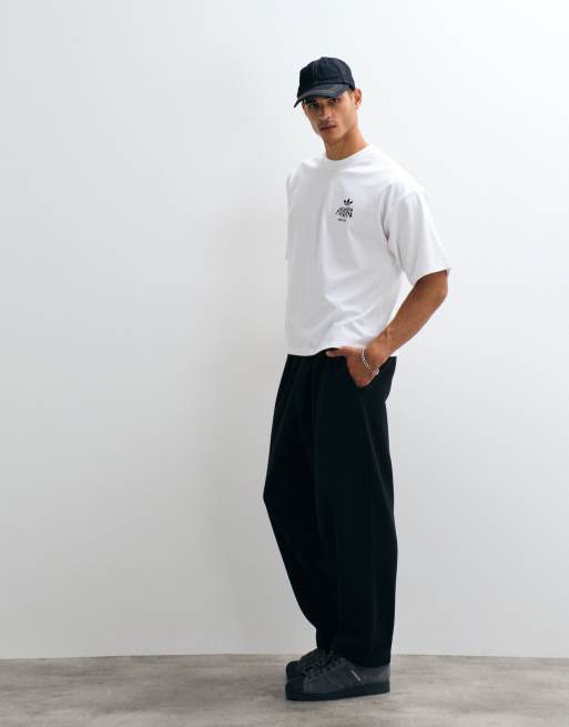 adidas Originals T-Shirt mit Rückendruck in Weiß, 4 von 5