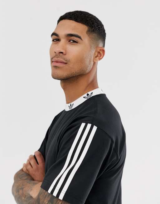 adidas Originals - T-shirt nera con trifoglio sullo scollo
