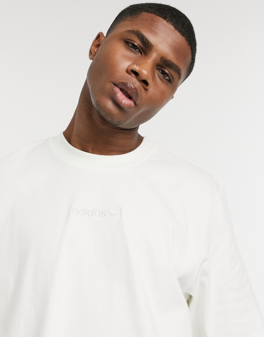 adidas Originals - T-shirt premium sovratinta con logo centrale e ricamo sul retro bianco sporco