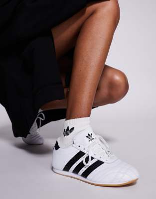 Taekwondo lace-up sneakers in white and black