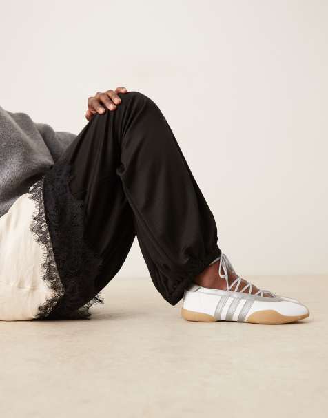 adidas Originals – Taekwondo Mei – Ballerina-Sneaker in Weiß und Silber mit Gummisohle - view 1