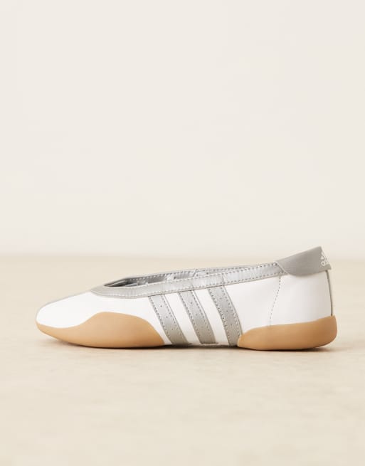 adidas Originals Taekwondo Mei Ballerinas in Weiß und Silber mit Gummisohle, 2 von 5