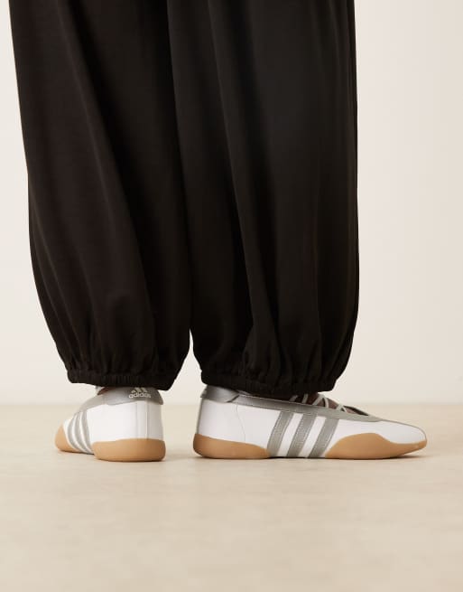 adidas Originals Taekwondo Mei Ballerinas in Weiß und Silber mit Gummisohle, 3 von 5