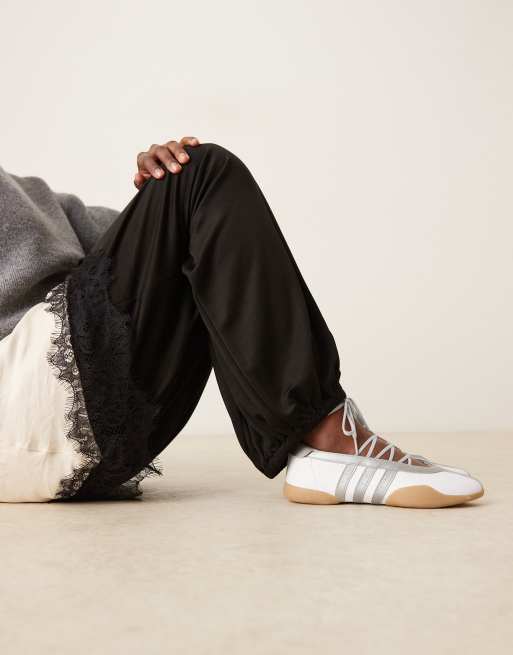 adidas Originals – Taekwondo Mei – Vita och silverfärgade ballerinasneakers med gummisula 