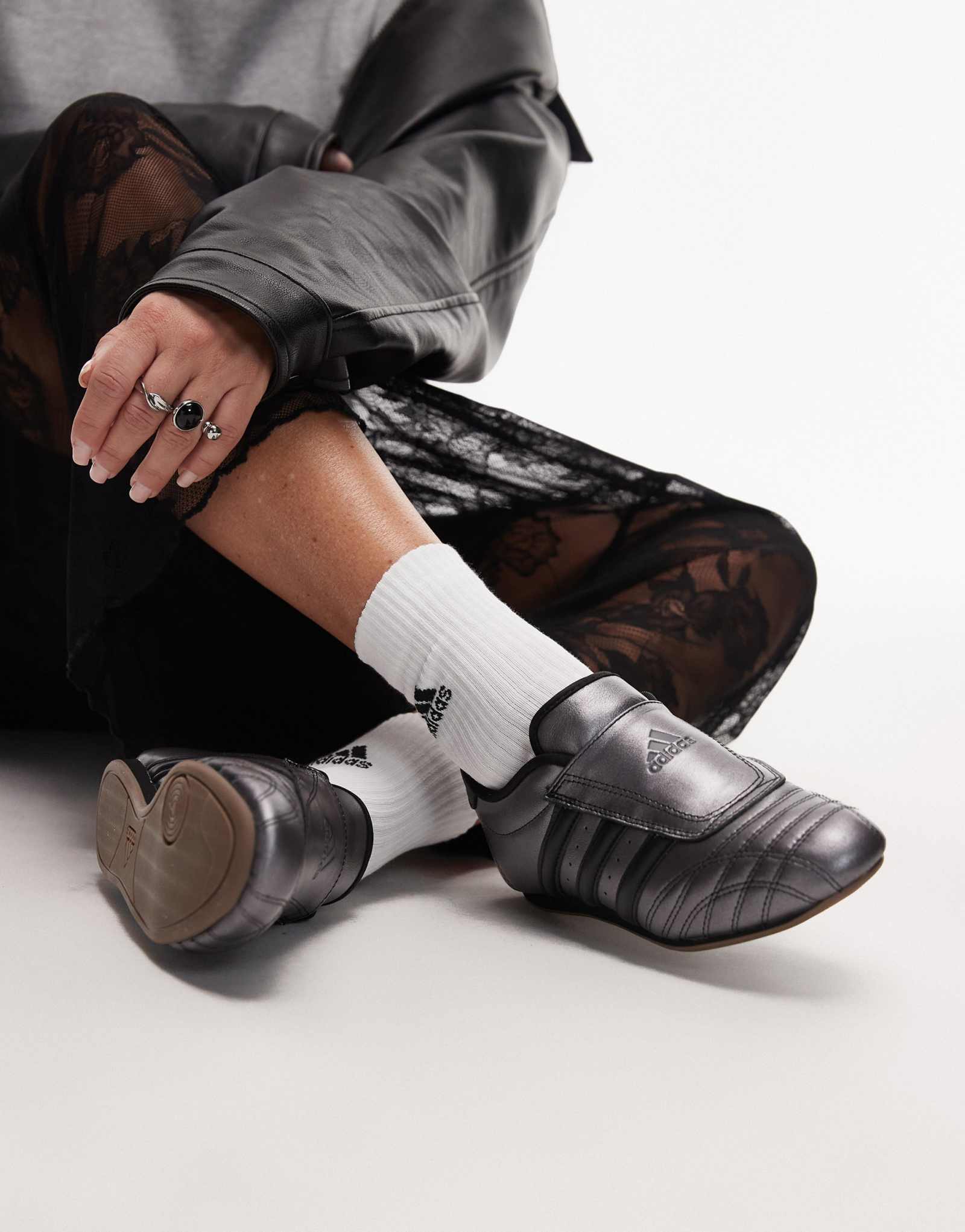 кроссовки для тхэквондо adidas Originals темно-серебристого и черного цветов